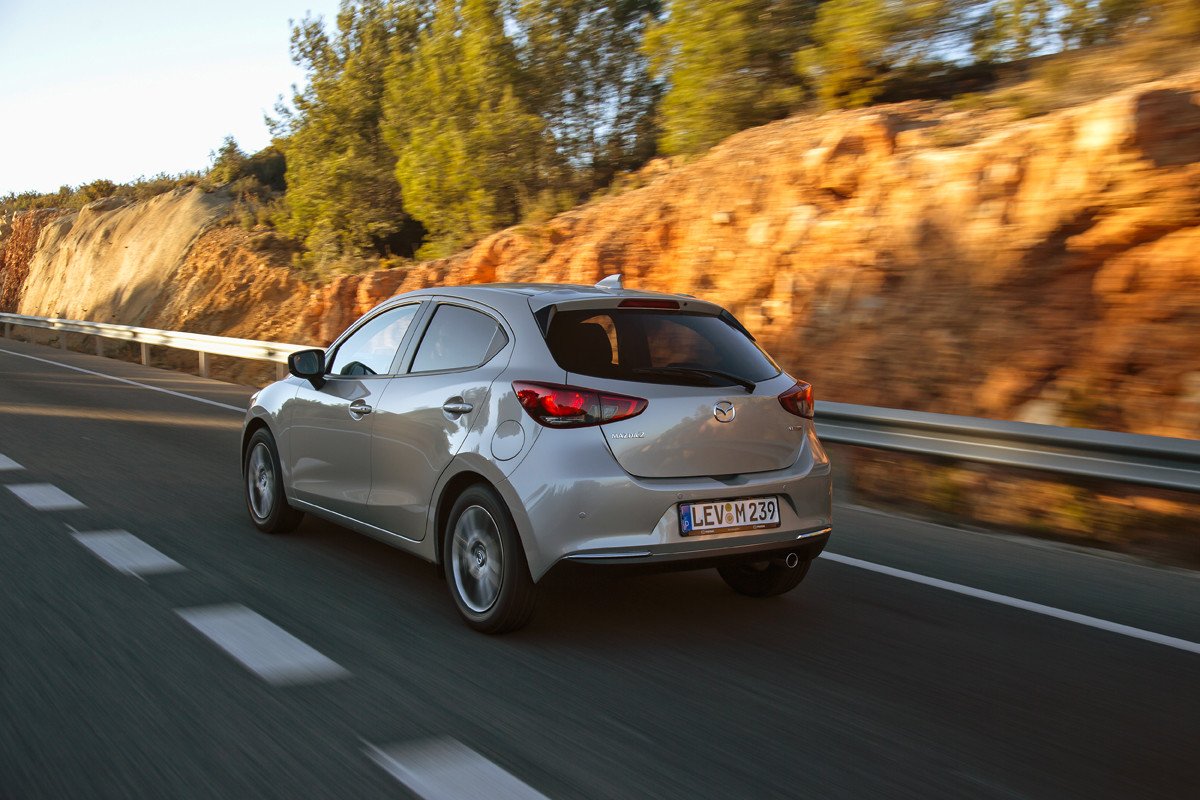 Actualización 2022 para Mazda 2: más tecnología, equipamiento Homura y un nuevo color