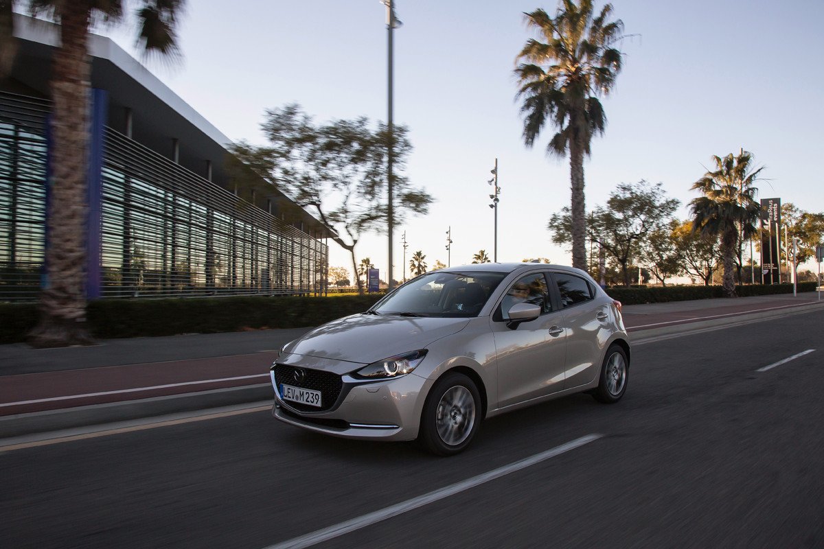 Actualización 2022 para Mazda 2: más tecnología, equipamiento Homura y un nuevo color