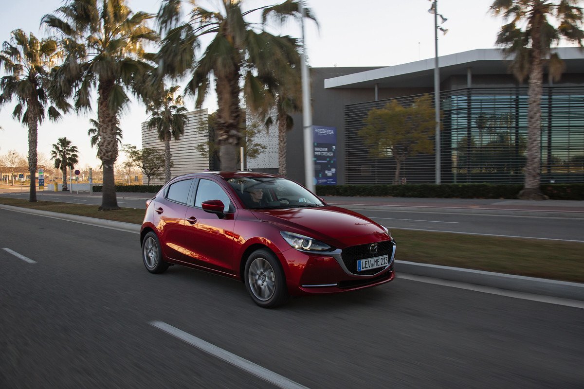 Actualización 2022 para Mazda 2: más tecnología, equipamiento Homura y un nuevo color