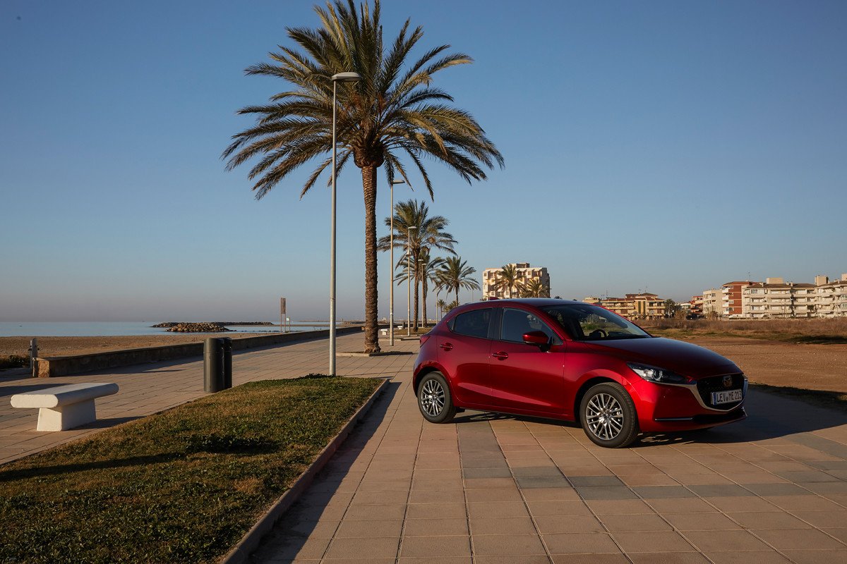 Actualización 2022 para Mazda 2: más tecnología, equipamiento Homura y un nuevo color