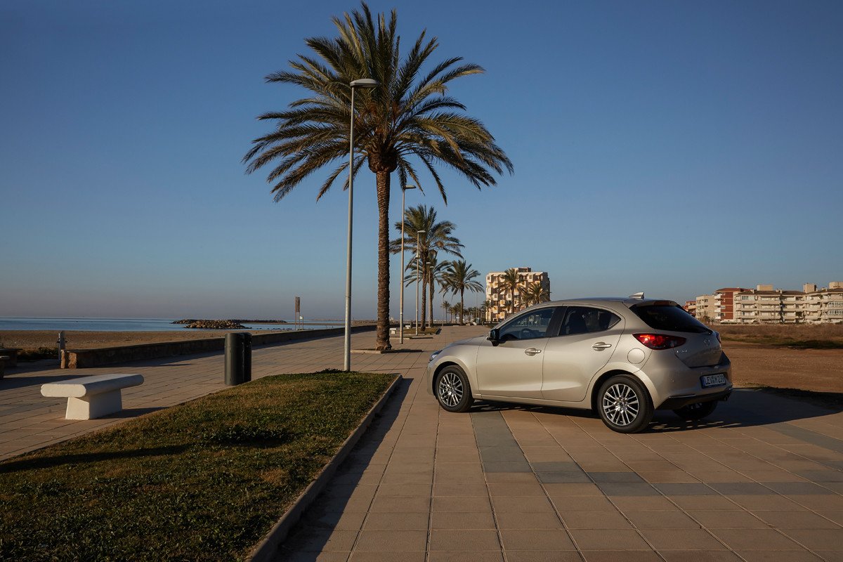Actualización 2022 para Mazda 2: más tecnología, equipamiento Homura y un nuevo color