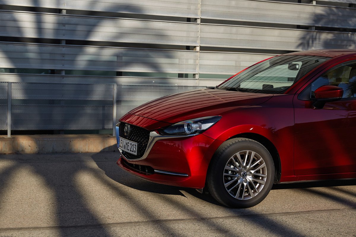Actualización 2022 para Mazda 2: más tecnología, equipamiento Homura y un nuevo color