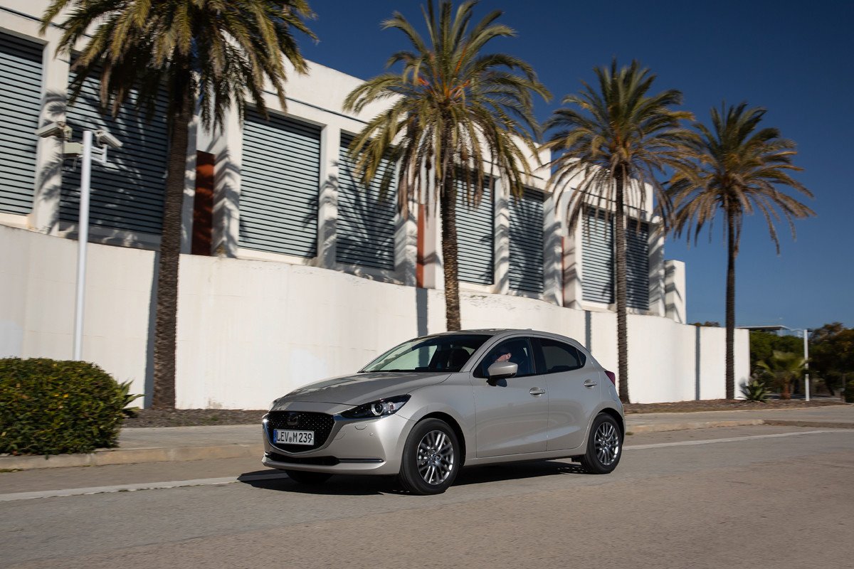 Actualización 2022 para Mazda 2: más tecnología, equipamiento Homura y un nuevo color