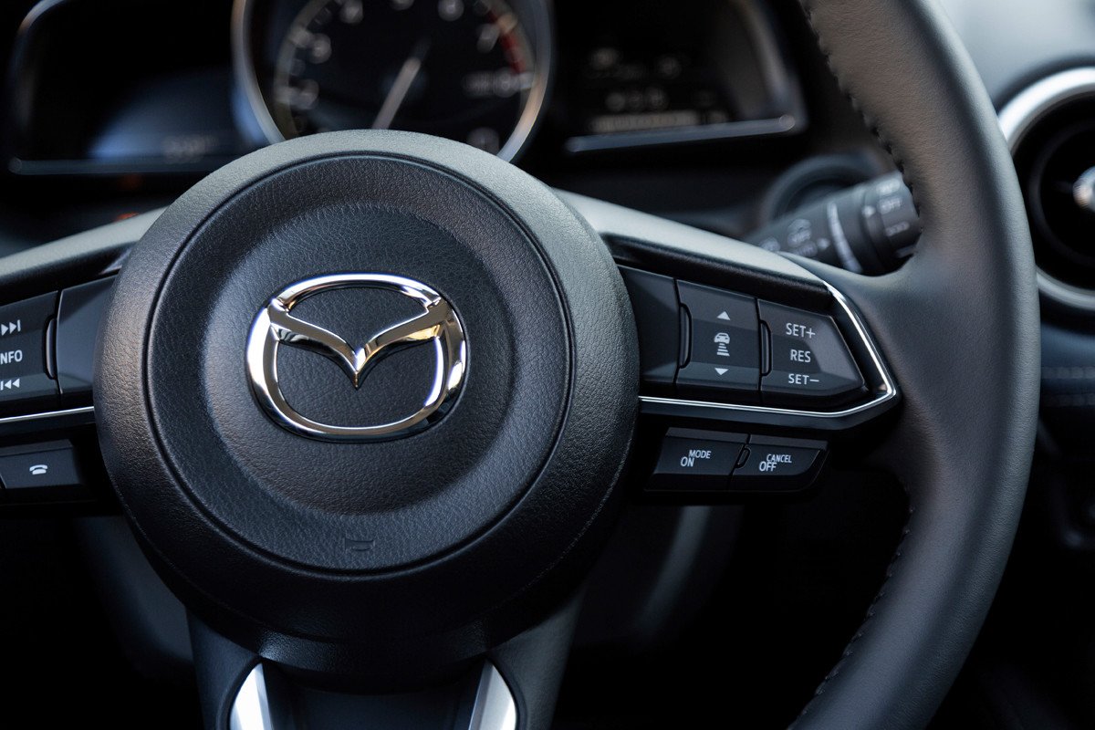Actualización 2022 para Mazda 2: más tecnología, equipamiento Homura y un nuevo color