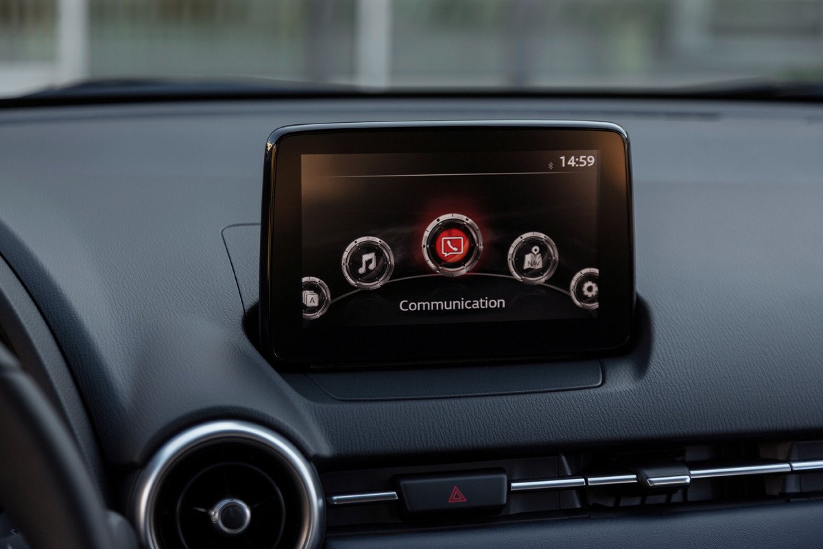 Actualización 2022 para Mazda 2: más tecnología, equipamiento Homura y un nuevo color