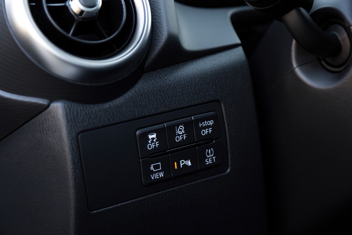 Actualización 2022 para Mazda 2: más tecnología, equipamiento Homura y un nuevo color