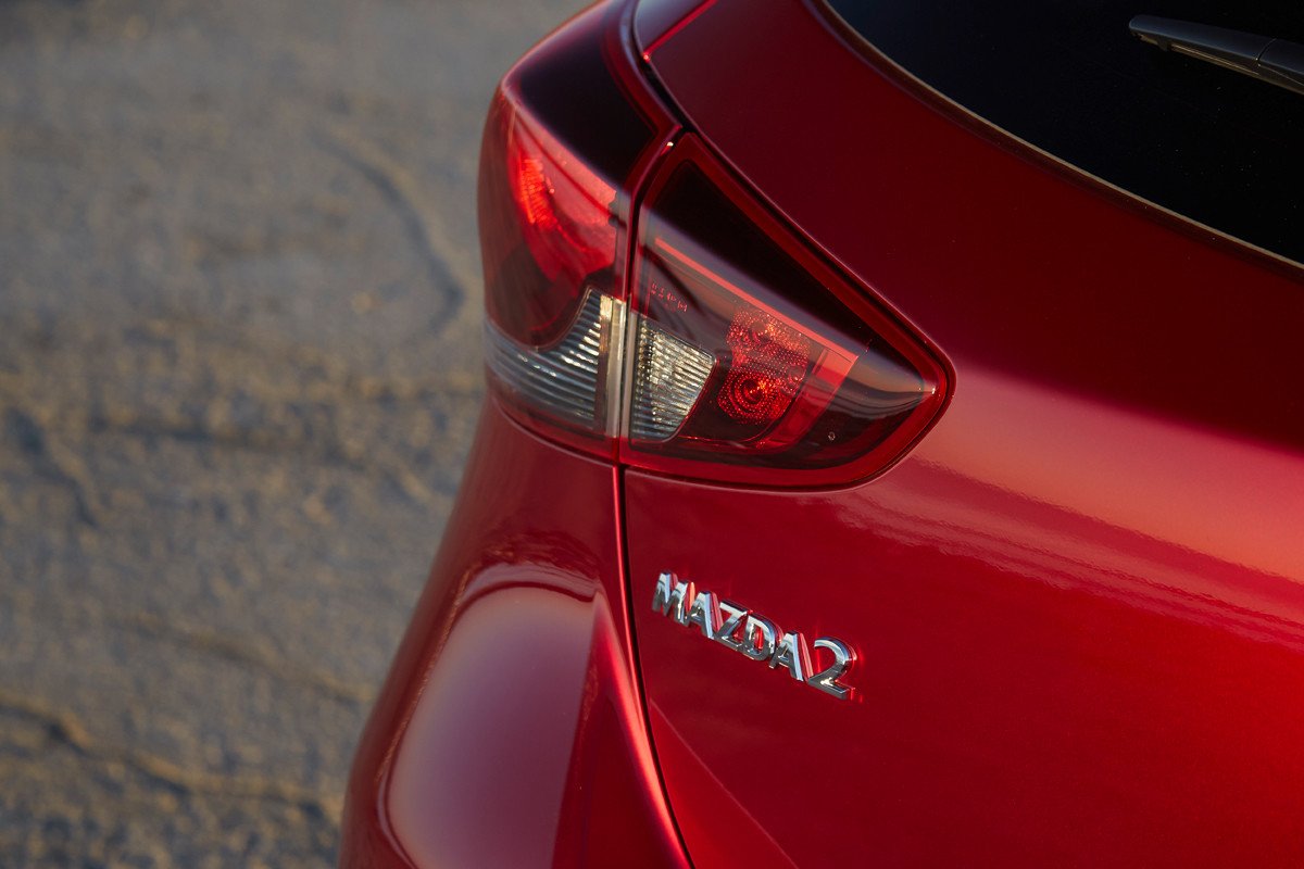 Actualización 2022 para Mazda 2: más tecnología, equipamiento Homura y un nuevo color