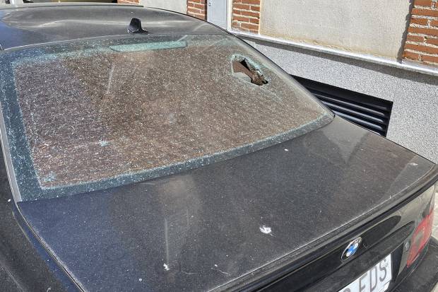 Qué hago si me encuentro la luna trasera del coche rota