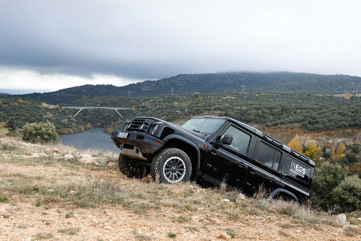 Primera prueba del INEOS Grenadier: barro, rocas, descensos, el 4x4 que puede con todo