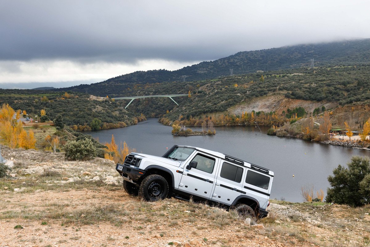 Primera prueba del INEOS Grenadier: barro, rocas, descensos, el 4x4 que puede con todo