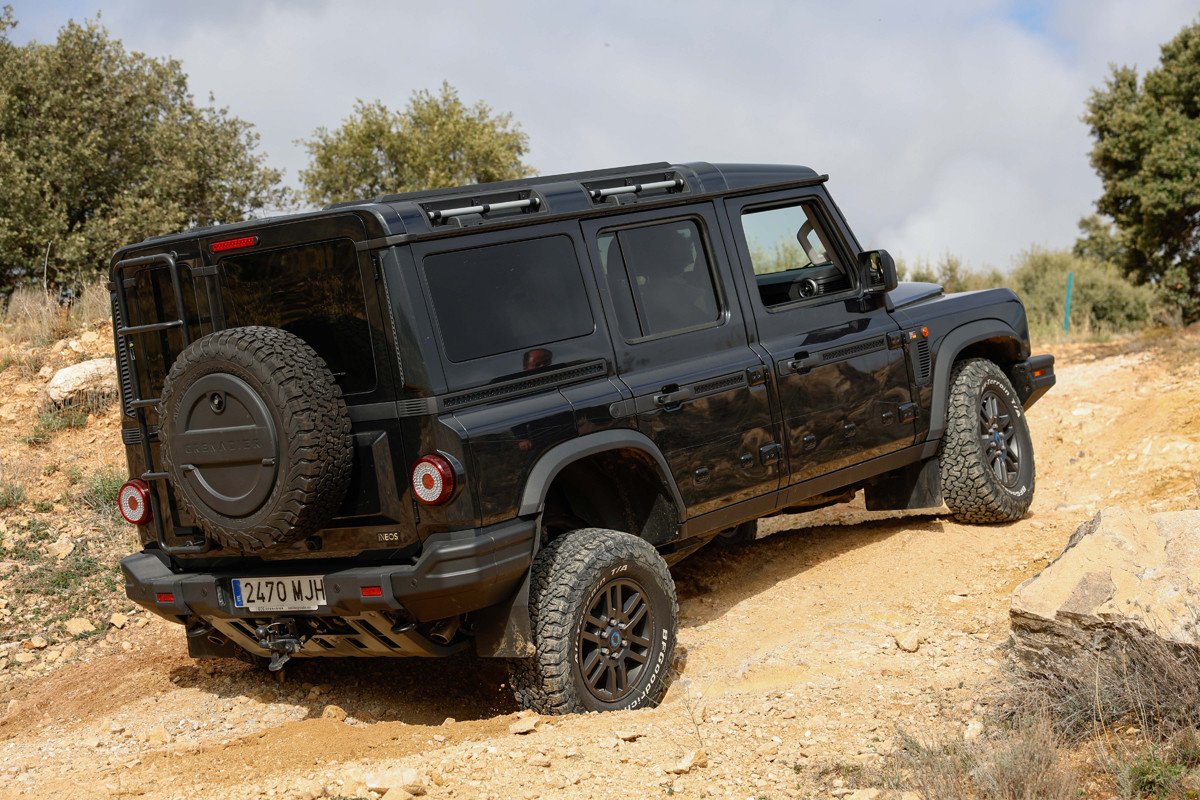 Primera prueba del INEOS Grenadier: barro, rocas, descensos, el 4x4 que puede con todo