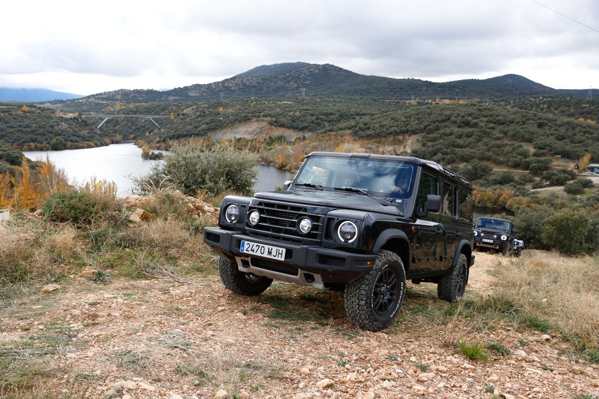 Primera prueba del INEOS Grenadier: barro, rocas, descensos, el 4x4 que puede con todo