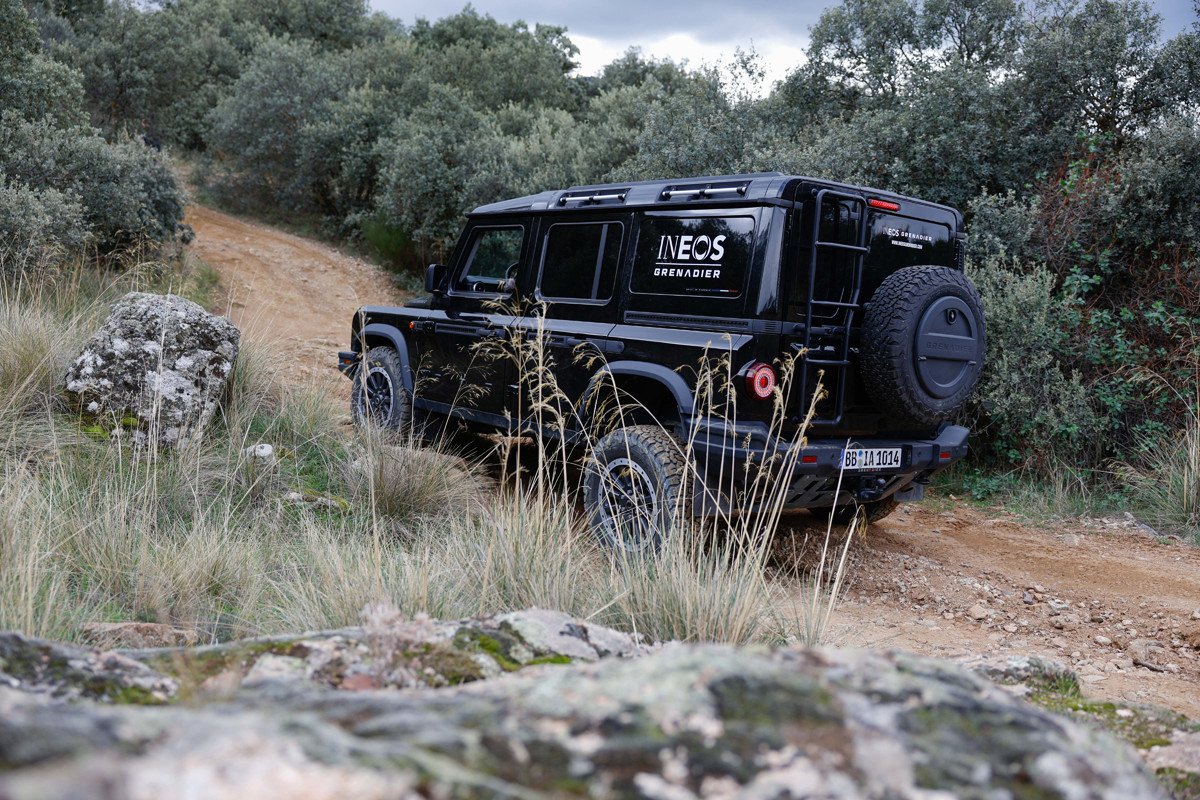 Primera prueba del INEOS Grenadier: barro, rocas, descensos, el 4x4 que puede con todo