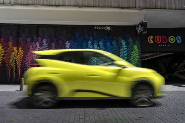Así es el coche urbano eléctrico por menos de 12.000 euros (con regalo si te das prisa)