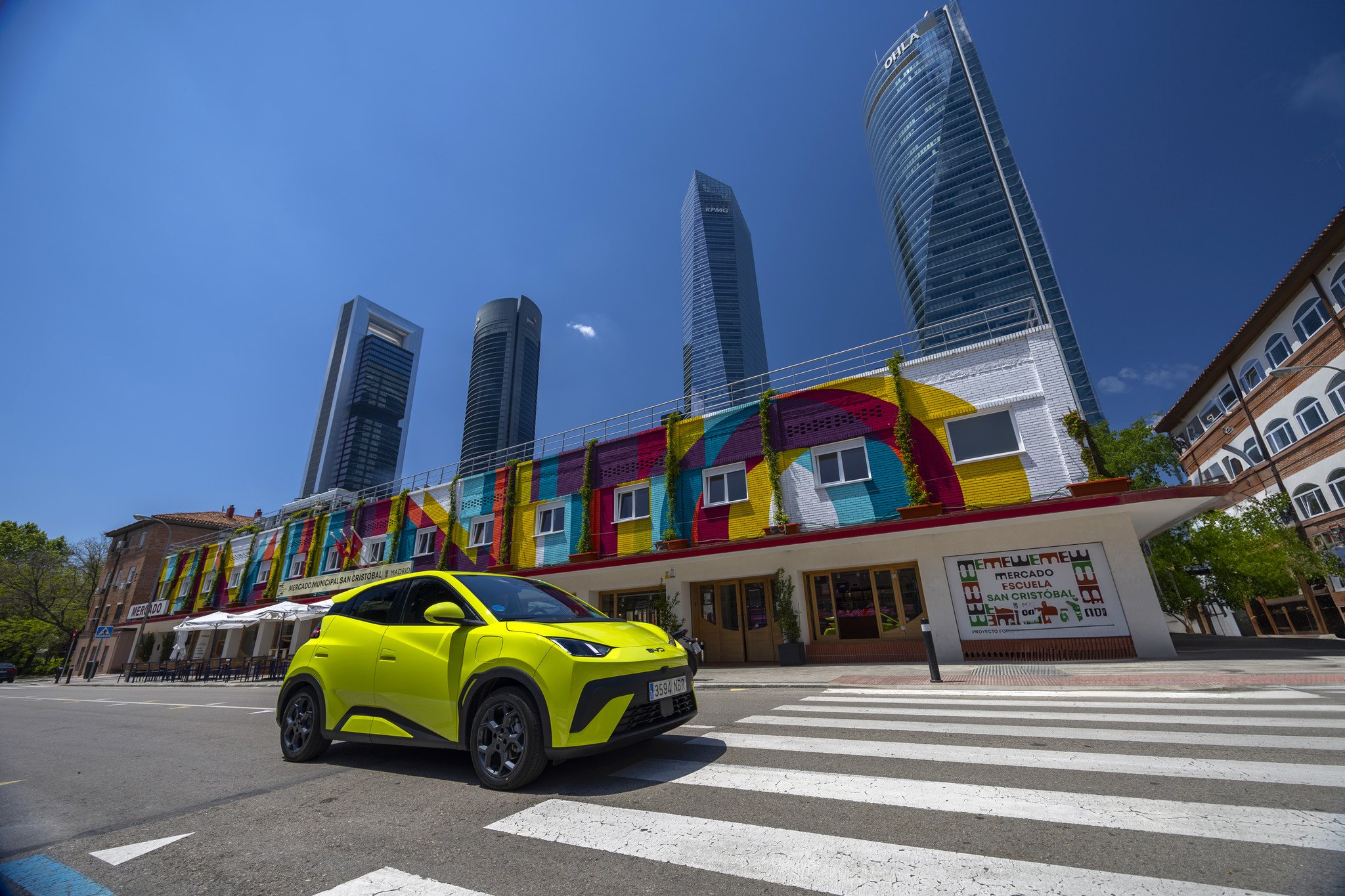 Así es el coche urbano eléctrico por menos de 12.000 euros (con regalo si te das prisa)