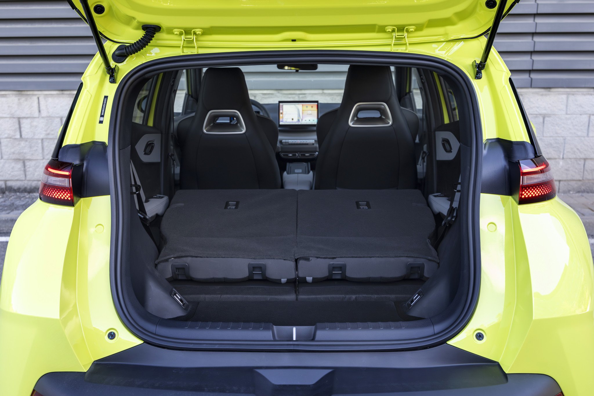 Así es el coche urbano eléctrico por menos de 12.000 euros (con regalo si te das prisa)