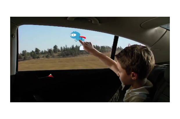 General Motors: Cristales traseros del coche interactivos
