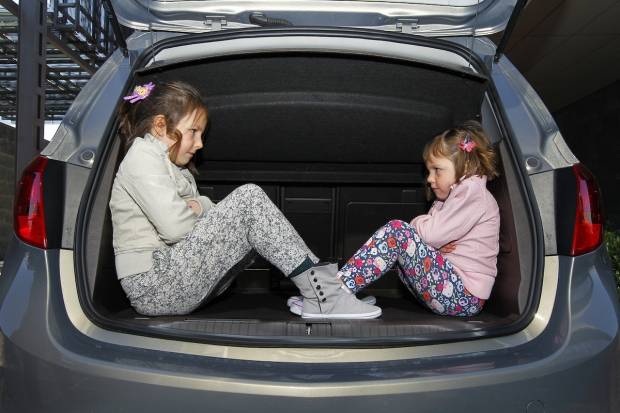 Niños en el coche: Todo lo que dice la Ley