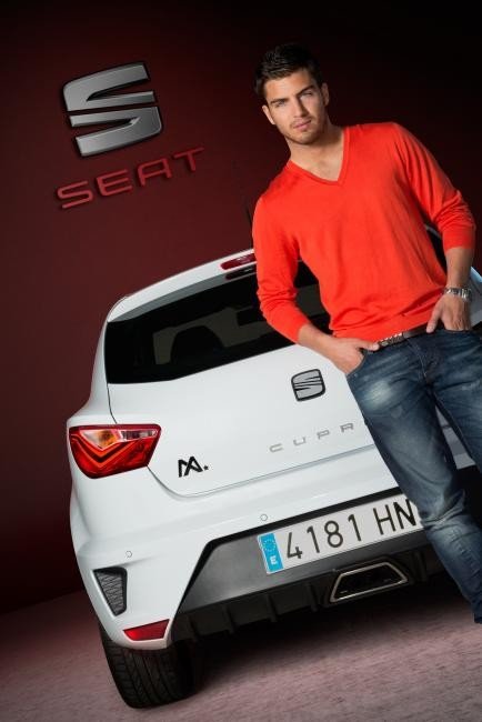 Maxi Iglesias estrena el nuevo Ibiza Cupra