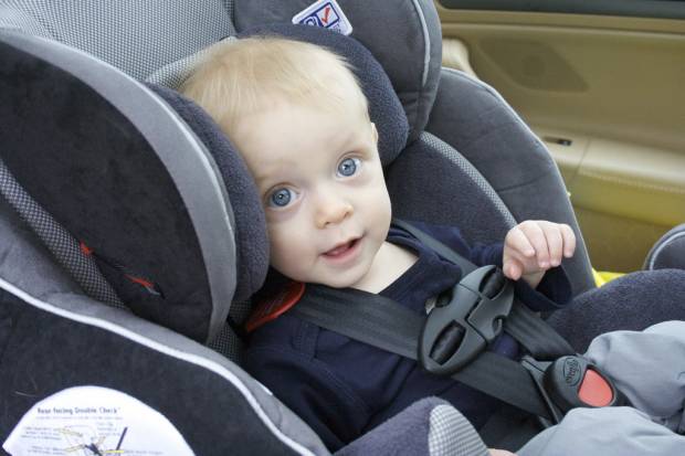 ¿Son seguros los cucos para llevar a los bebés en el coche?