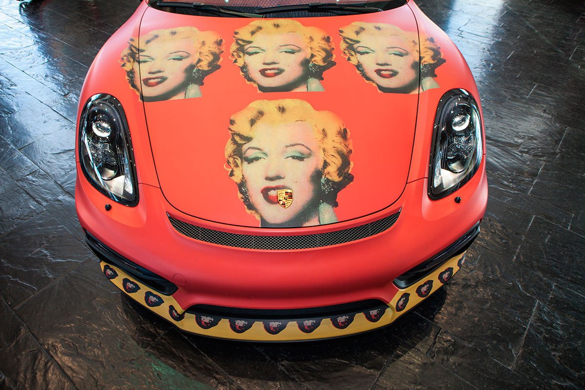 Exposición de Warhol en los concesionarios Porsche