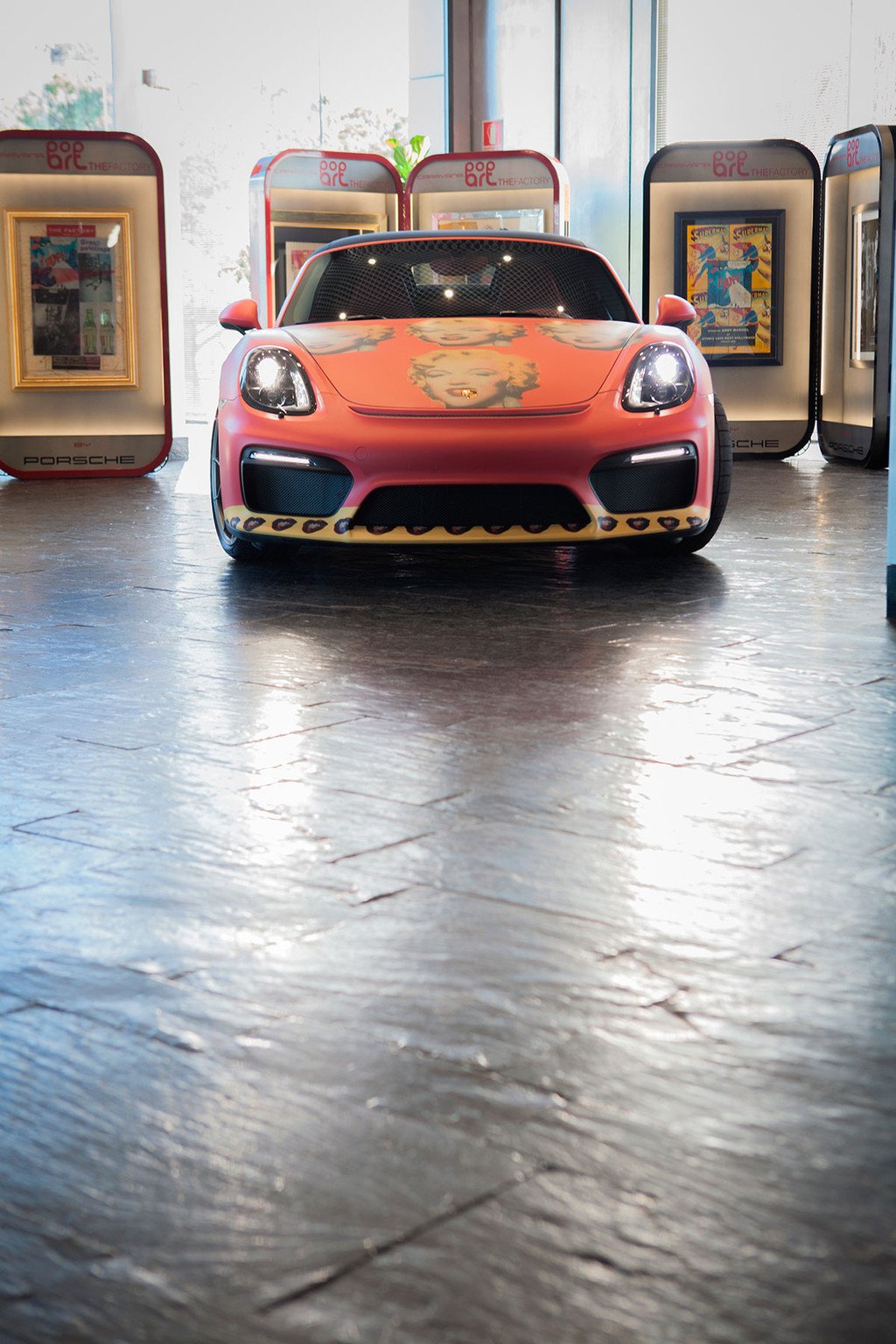 Exposición de Warhol en los concesionarios Porsche