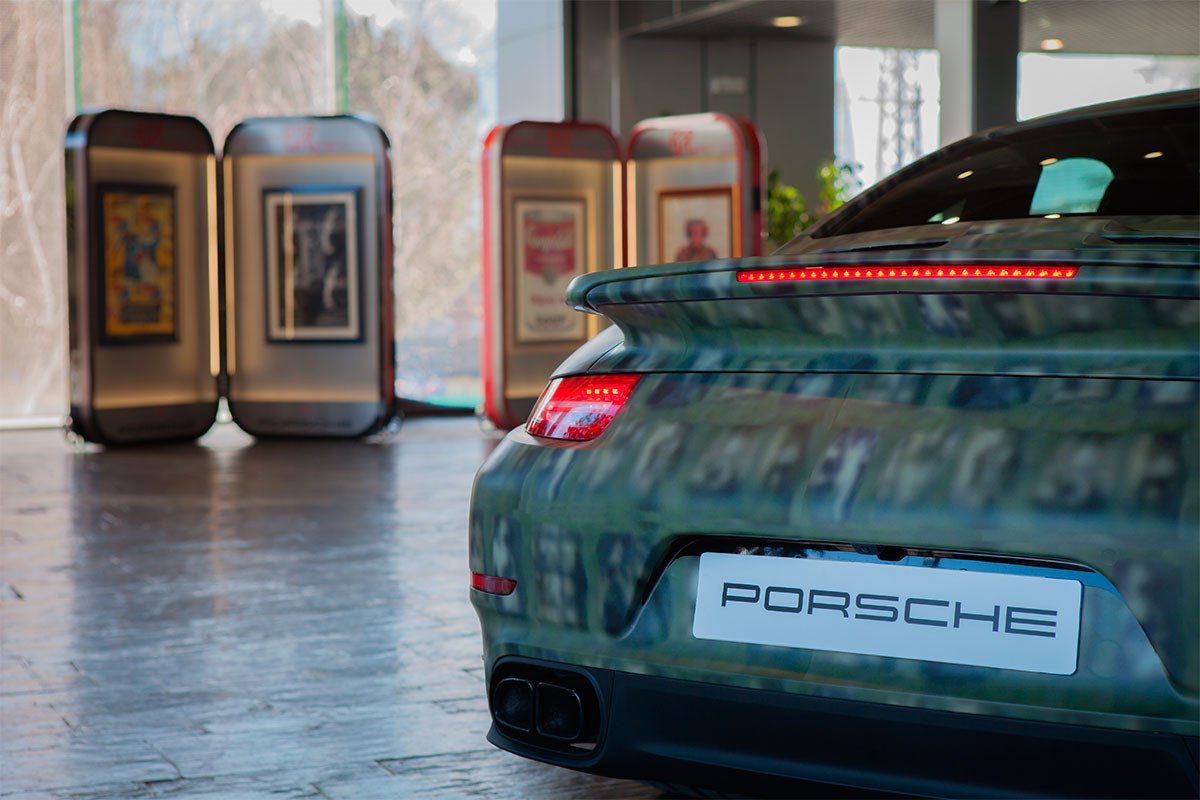 Exposición de Warhol en los concesionarios Porsche