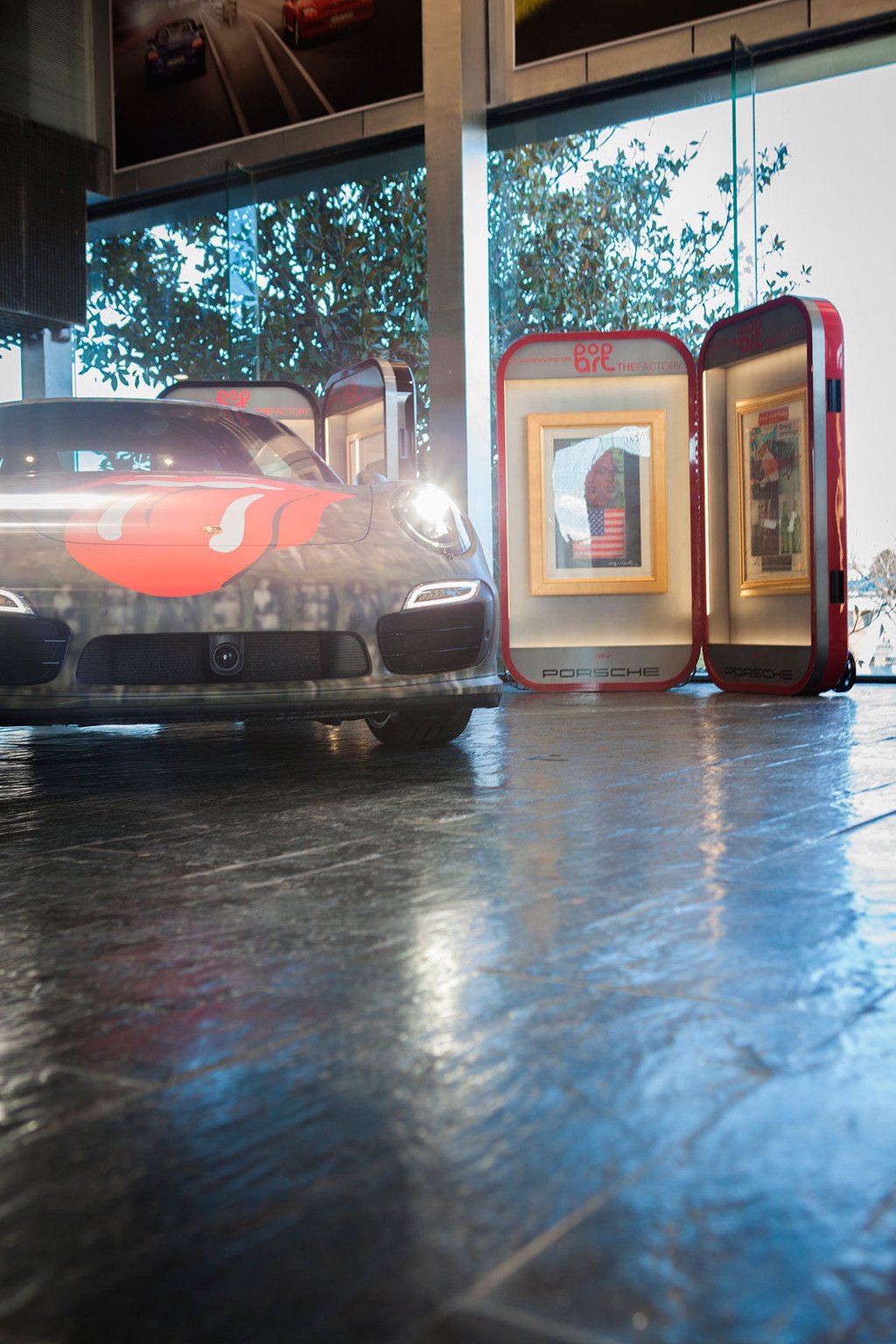 Exposición de Warhol en los concesionarios Porsche