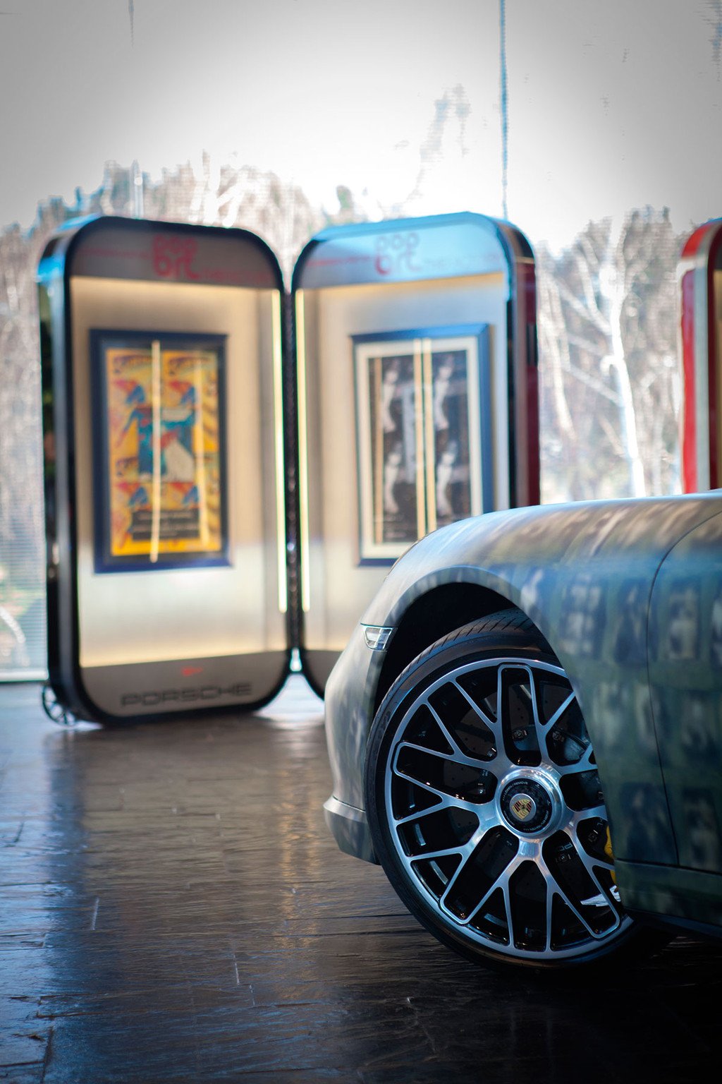 Exposición de Warhol en los concesionarios Porsche