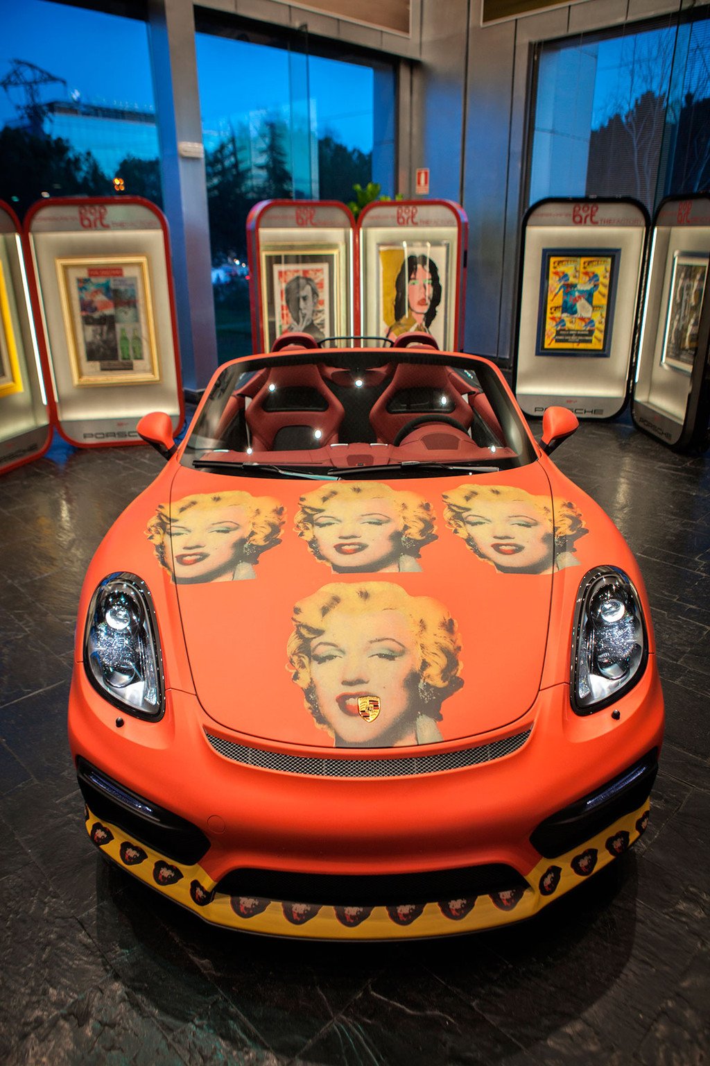 Exposición de Warhol en los concesionarios Porsche