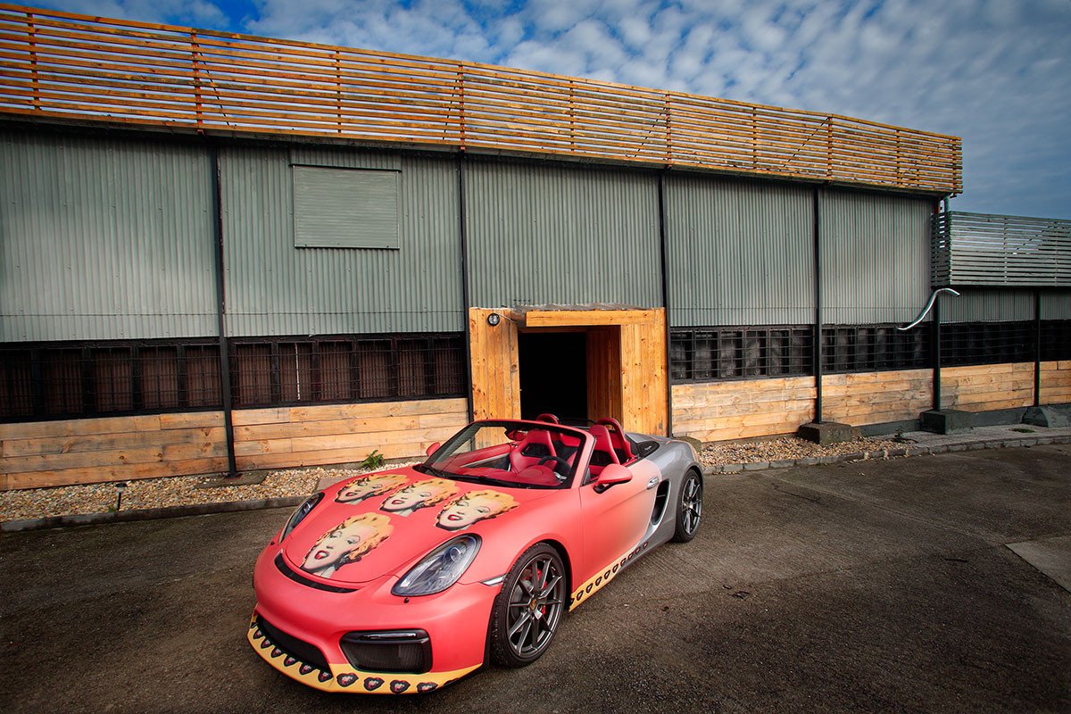 Exposición de Warhol en los concesionarios Porsche