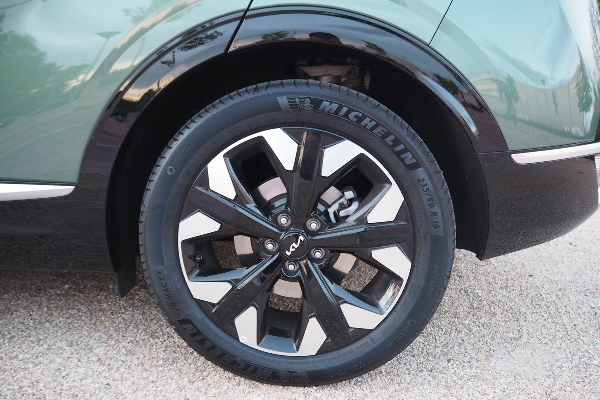 Comparativa Kia Sportage híbrido contra híbrido enchufable: ¿cuál es la mejor opción?