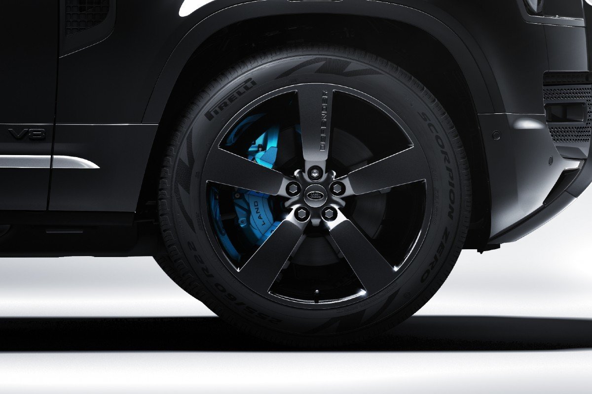 Land Rover, con 007: el Defender V8 Bond Edition y Range Rover Sport SVR