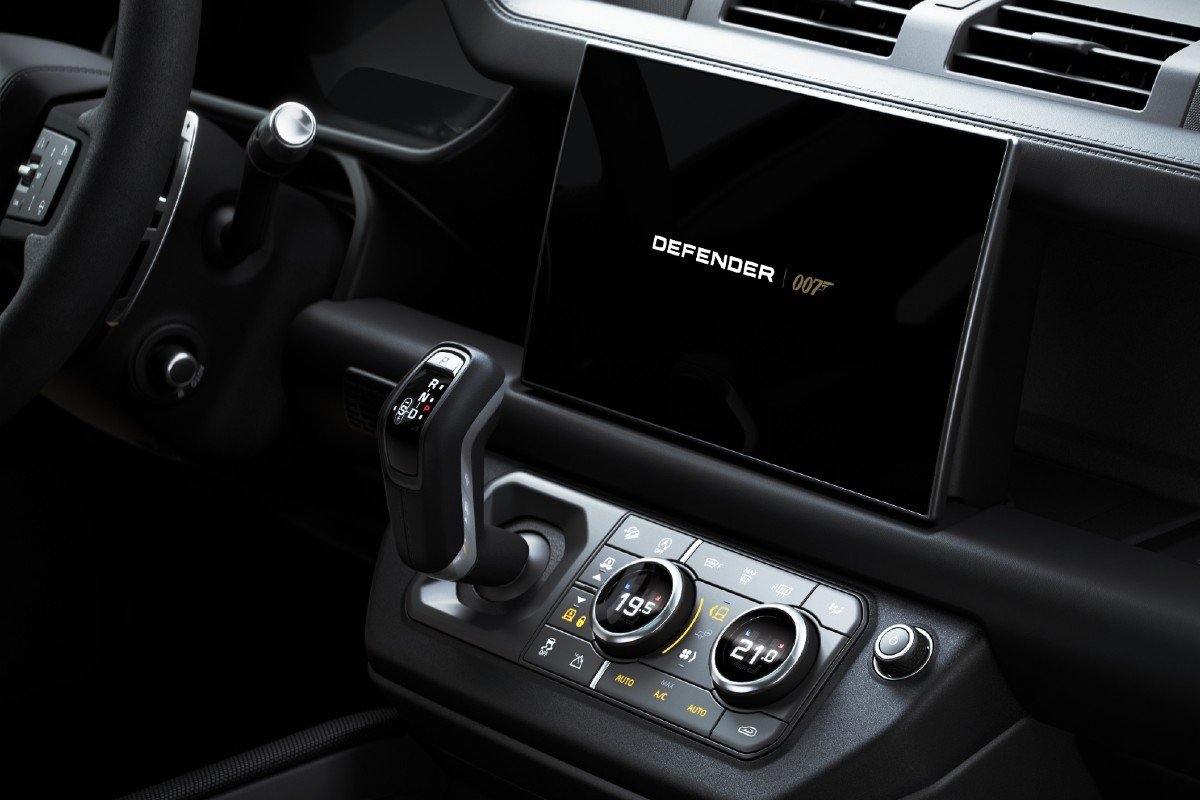 Land Rover, con 007: el Defender V8 Bond Edition y Range Rover Sport SVR