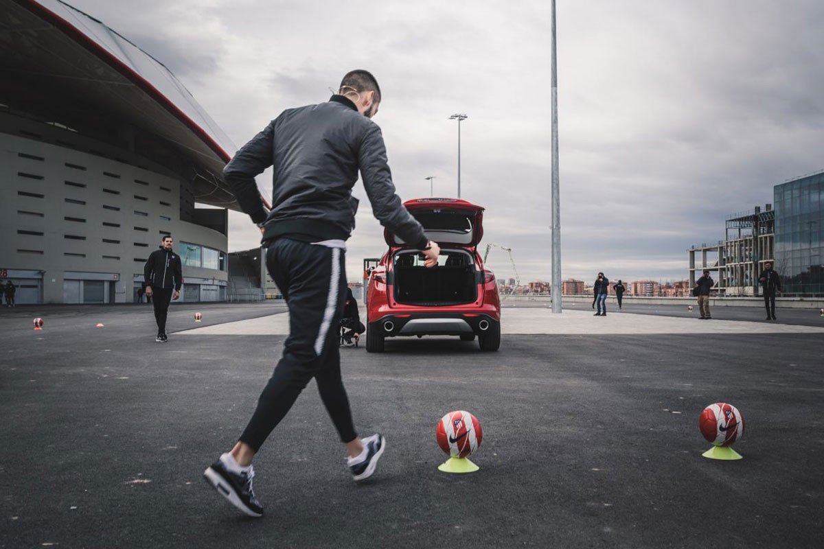 Alfa Romeo entrega sus coches al Atlético de Madrid