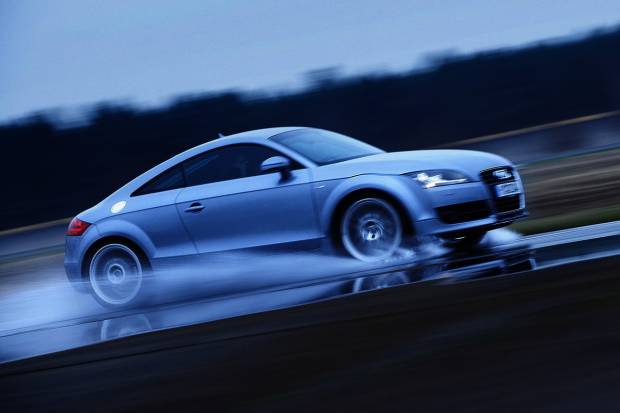 Continental te avisa de riesgo inminente de aquaplaning