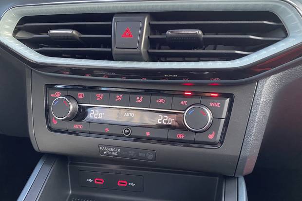 Dos pasos para enfriar rápidamente el habitáculo de un coche