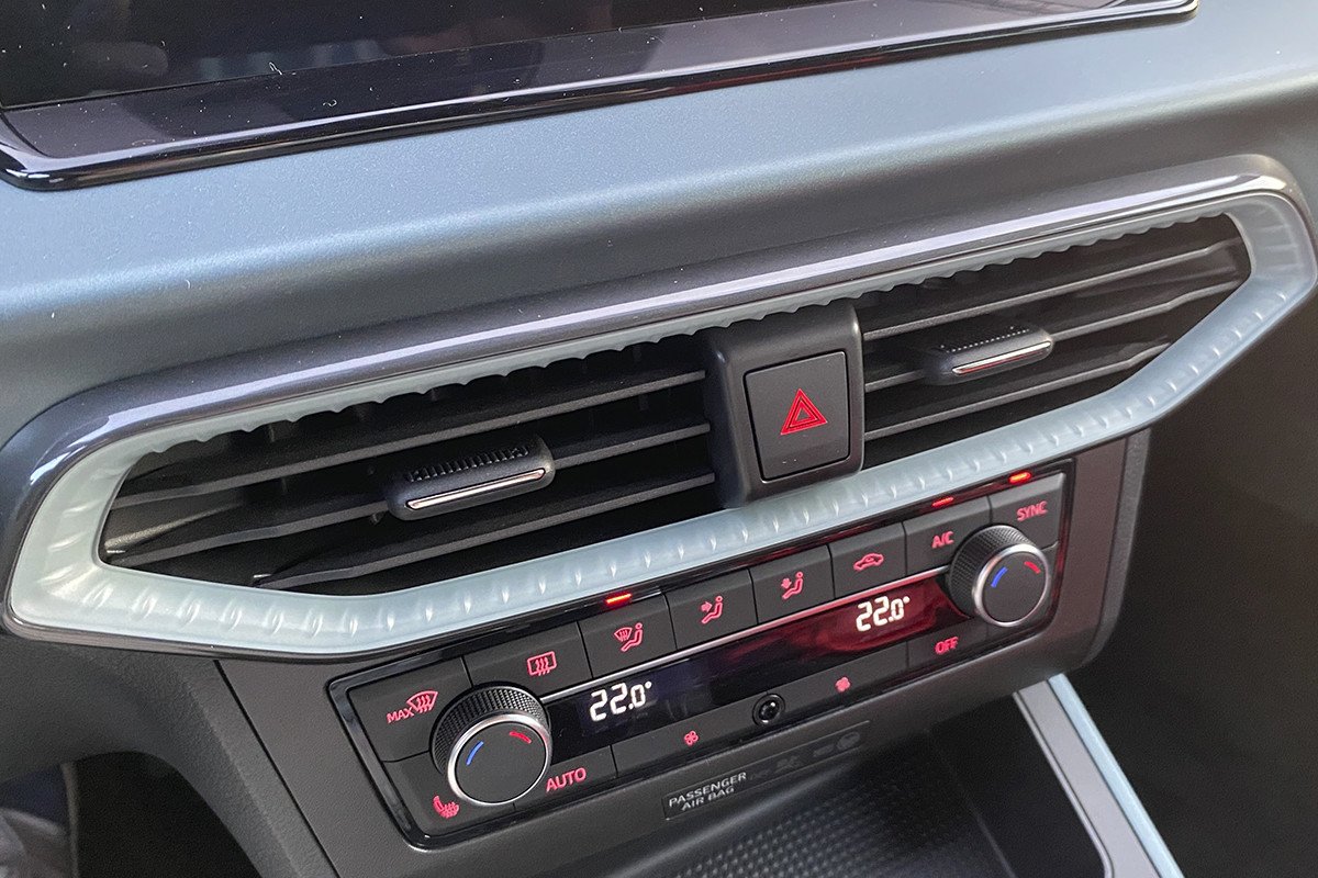Dos pasos para enfriar rápidamente el habitáculo de un coche