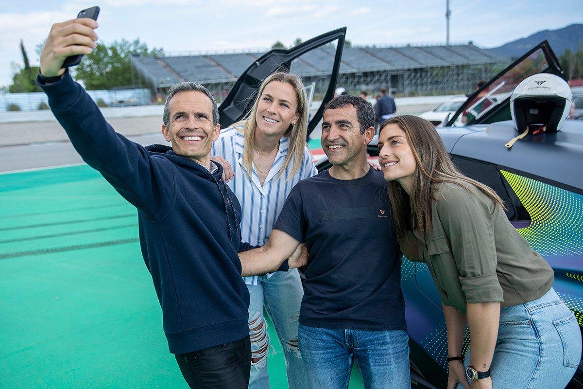 Montar en el CUPRA UrbanRebel es como tirar un penalti, según jugadores del FC Barcelona
