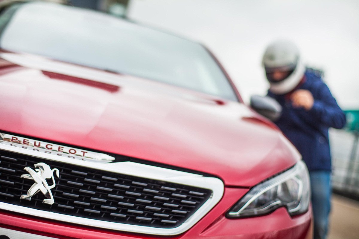 Conduce un Peugeot 308 GTI en el Jarama