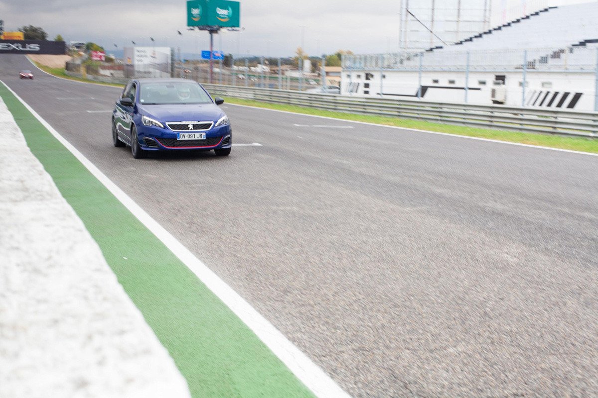 Conduce un Peugeot 308 GTI en el Jarama