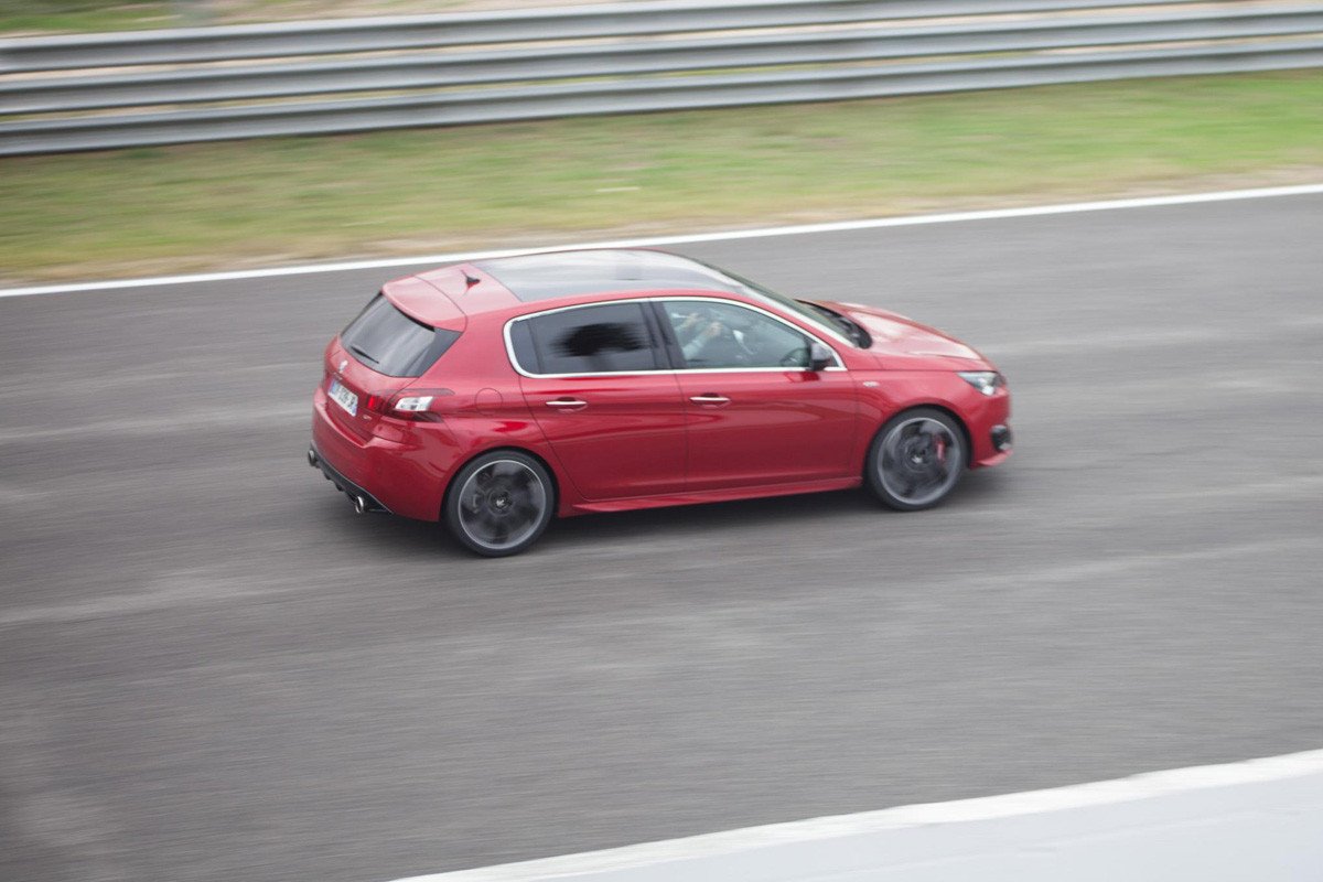 Conduce un Peugeot 308 GTI en el Jarama