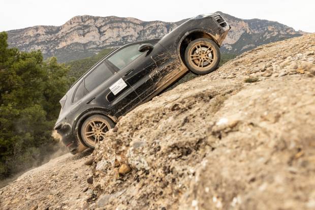 Primeras imágenes y vídeo del próximo Porsche Cayenne: el SUV al descubierto