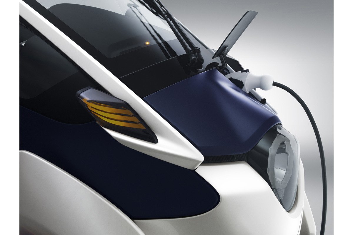 Toyota i-ROAD, el “Twizy” de Toyota, con tres ruedas