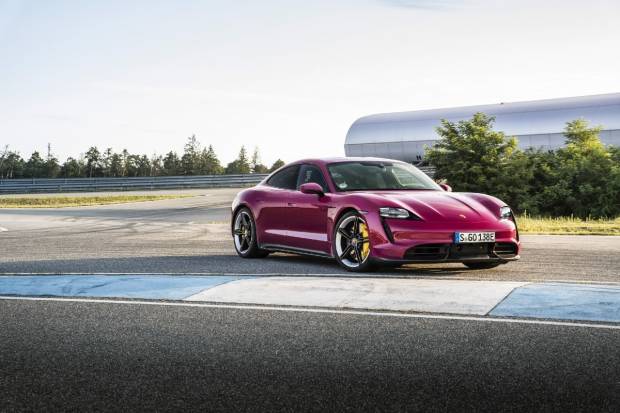 El Porsche Taycan tiene novedades: más autonomía, parking remoto o Android auto