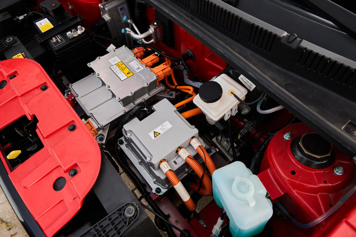 Invicta lanza dos cuatriciclos eléctricos, Pony y Pocco: precios, autonomía y prueba