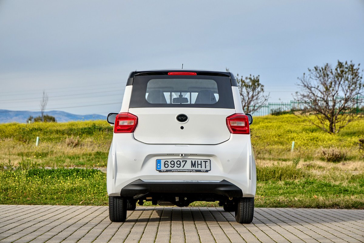 Invicta lanza dos cuatriciclos eléctricos, Pony y Pocco: precios, autonomía y prueba