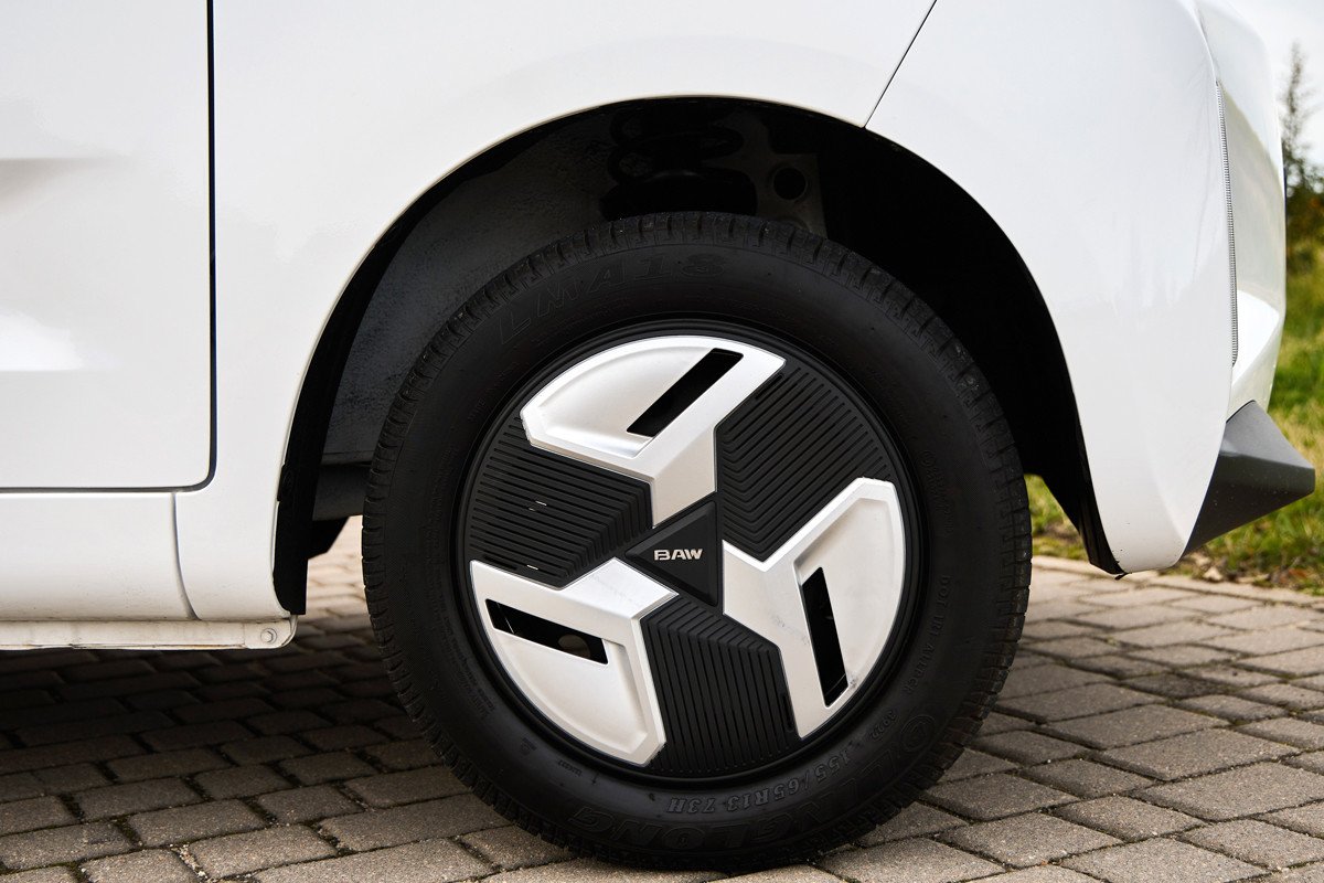 Invicta lanza dos cuatriciclos eléctricos, Pony y Pocco: precios, autonomía y prueba