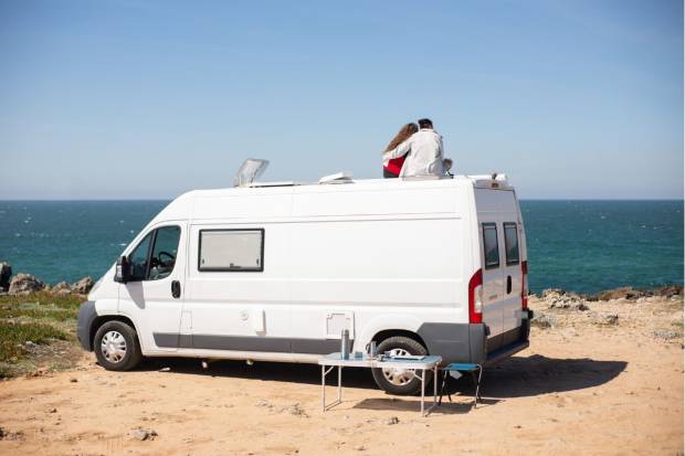 ¿Puedo aparcar mi camper donde quiera y pernoctar? Expertos nos dan todas las respuestas