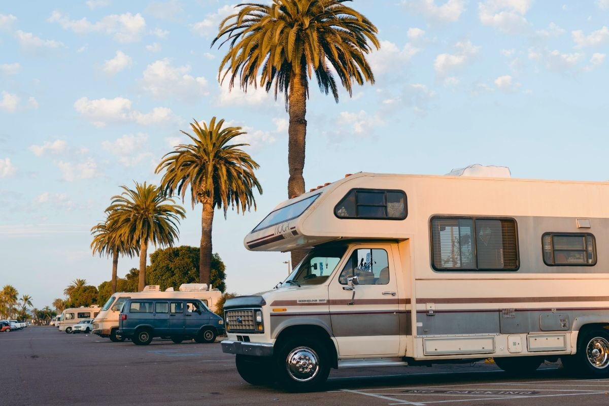 ¿Puedo aparcar mi camper donde quiera y pernoctar? Expertos nos dan todas las respuestas